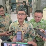 Bupati Bandung Dadang Supriatna menjawab pertanyaan dari awak media. ANTARA/Ilham Nugraha Bupati Bandung Dadang Supriatna menjawab pertanyaan dari awak media. ANTARA/Ilham Nugraha