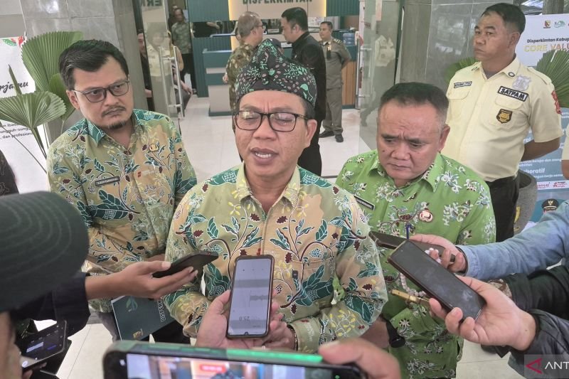 Bupati Bandung Dadang Supriatna menjawab pertanyaan dari awak media. ANTARA/Ilham Nugraha