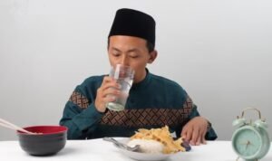 19-2-7 sahur ILUTRASI menjalankan amalan sunah saat sahur. (freepik)