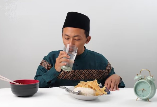 19-2-7 sahur ILUTRASI menjalankan amalan sunah saat sahur. (freepik)