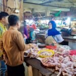 1ba9cf35-975c-4ec9-9598-69df0cad579d Tim Direktorat Jenderal Peternakan dan Kesehatan Hewan Kementerian Pertanian (Kementan) melakukan inspeksi harga ayam di Pasar Klender SS pada Jumat (13/2/2026). (ANTARA/HO-Kementan RI)