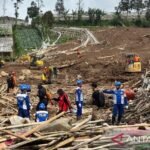 1c642dc1-3ddd-4c2f-8313-7ee12fadf209 Arsip- Tim SAR gabungan saat melakukan proses pencarian terhadap korban longsor di Cisarua, Bandung Barat, Jawa Barat. ANTARA/Rubby Jovan