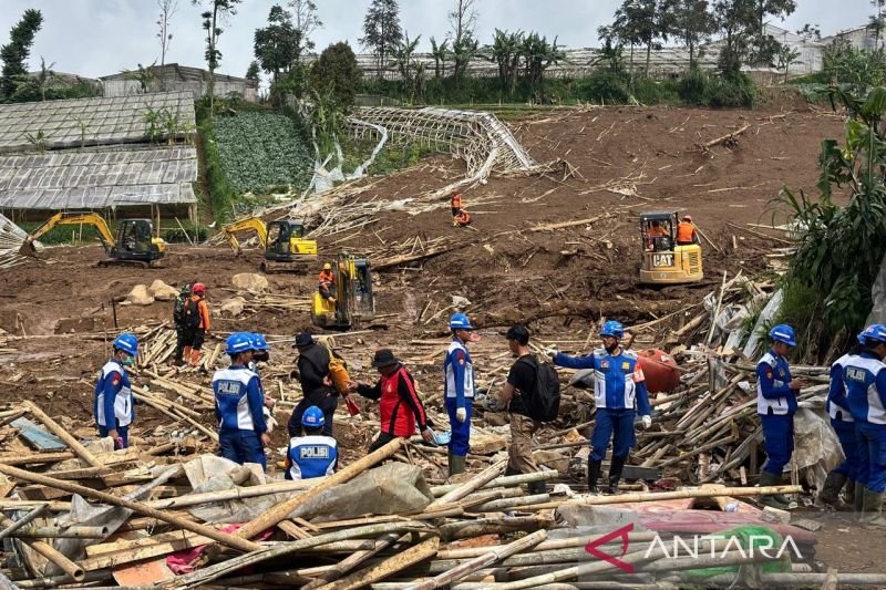 Arsip- Tim SAR gabungan saat melakukan proses pencarian terhadap korban longsor di Cisarua, Bandung Barat, Jawa Barat. ANTARA/Rubby Jovan