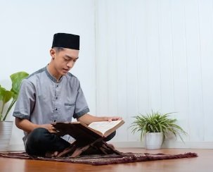 23-3-6 istiqomah ILUSTRASi tips agar kuat Tadarrus lama dengan mata tetap sehat. (freepik)
