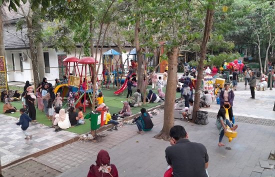 Taman Uncal & Pemkab Bandung menjadi salah satu lokasi ngabuburit warga Soreang saat menunggu waktu berbuka. (diskominfo.kabbandung)