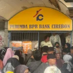Ratusan nasabah mendatangi kantor Perusahaan Umum Daerah Bank Perkreditan Rakyat (Perumda BPR) Bank Cirebon di Kecamatan Lemahwungkuk, Kota Cirebon, Jawa Barat, Selasa (10/2)untuk mempertanyakan kepastian dana simpanan mereka. foto/antara Ratusan nasabah mendatangi kantor Perusahaan Umum Daerah Bank Perkreditan Rakyat (Perumda BPR) Bank Cirebon di Kecamatan Lemahwungkuk, Kota Cirebon, Jawa Barat, Selasa (10/2)untuk mempertanyakan kepastian dana simpanan mereka. foto/antara