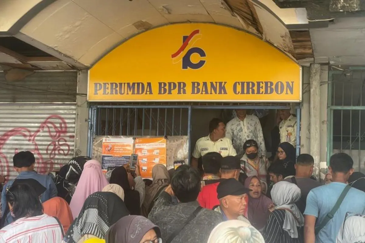 Ratusan nasabah mendatangi kantor Perusahaan Umum Daerah Bank Perkreditan Rakyat (Perumda BPR) Bank Cirebon di Kecamatan Lemahwungkuk, Kota Cirebon, Jawa Barat, Selasa (10/2)untuk mempertanyakan kepastian dana simpanan mereka. foto/antara