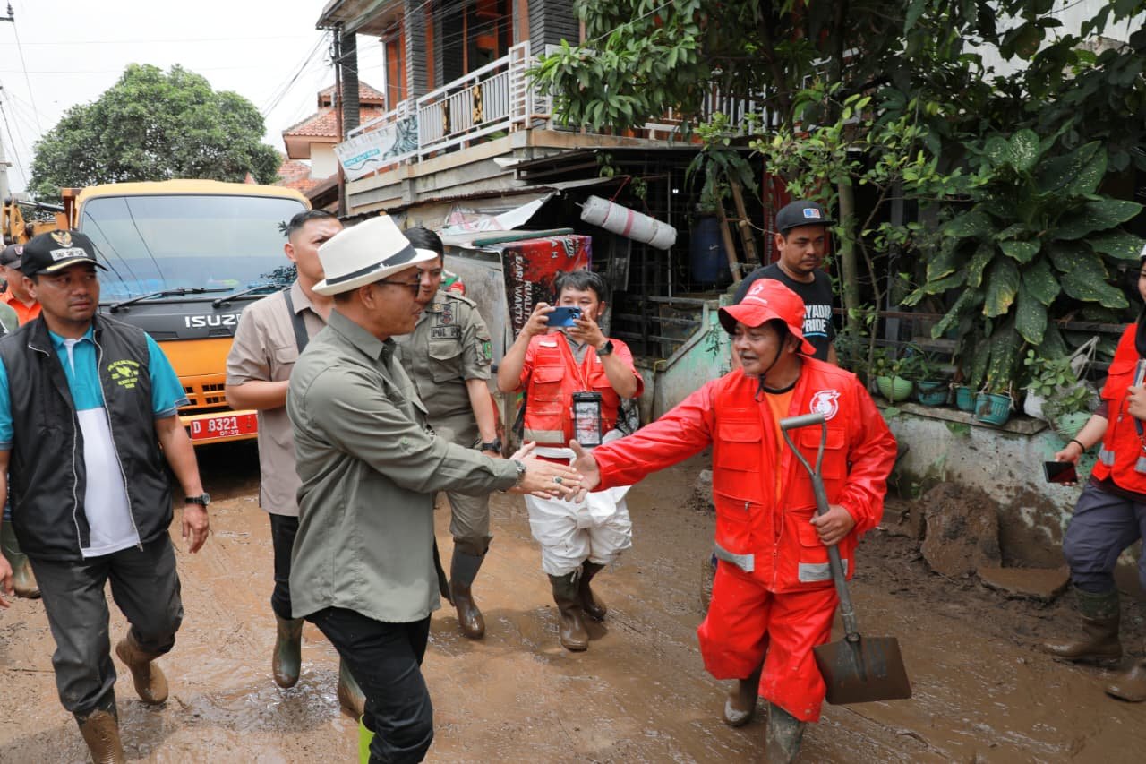 Bupati Bandung Tinjau Langsung Lokasi Banjir Bandang, 310 Warga Jadi Korban Terdampak Bupati Bandung Tinjau Langsung Lokasi Banjir Bandang