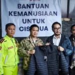 Eiger Cisarua EIGER Adventure melalui kampanye EIGER Share menyalurkan bantuan kemanusiaan berupa perlengkapan pakaian bagi para korban bencana longsor di Desa Pasirlangu.