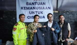 Eiger Cisarua EIGER Adventure melalui kampanye EIGER Share menyalurkan bantuan kemanusiaan berupa perlengkapan pakaian bagi para korban bencana longsor di Desa Pasirlangu.