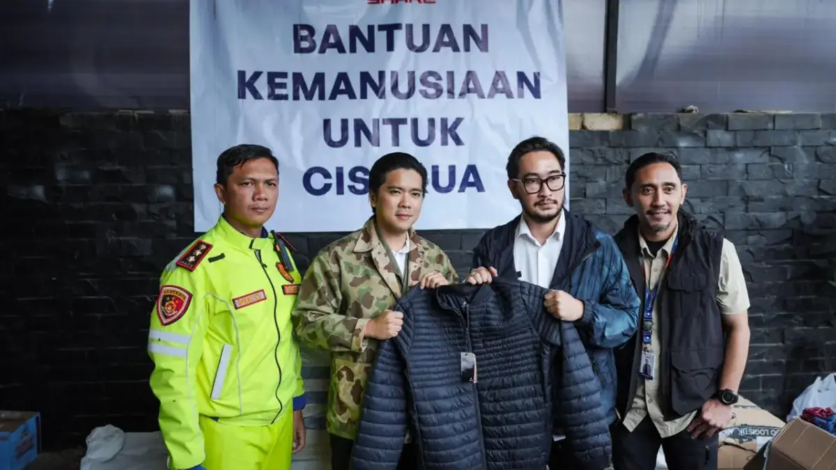 EIGER Adventure melalui kampanye EIGER Share menyalurkan bantuan kemanusiaan berupa perlengkapan pakaian bagi para korban bencana longsor di Desa Pasirlangu.