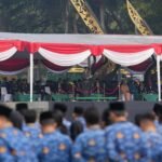 Demo Tuntut Gaji Layak dari Guru PPPK Paruh Waktu di Kabupaten Bandung Batal, Diduga Ada Intervensi Pihak Lain? Demo Tuntut Gaji Layak dari Guru PPPK Paruh Waktu di Kabupaten Bandung Batal, Diduga Ada Intervensi Pihak Lain? --- # APBD Jadi Tumpuan: Pemkab Bandung Tetapkan Gaji PPPK Paruh Waktu Rp500 Ribu hingga Rp1 Juta **SOREANG, SuaraGlobal.ID** – Pemerintah Kabupaten (Pemkab) Bandung resmi merilis skema pengupahan bagi ribuan tenaga pengajar dan staf kependidikan yang kini menyandang status Pegawai Pemerintah dengan Perjanjian Kerja (PPPK) paruh waktu. Besaran upah yang dialokasikan berkisar antara Rp500.000 hingga Rp1.000.000 setiap bulannya, yang ditentukan berdasarkan kualifikasi penerimaan tunjangan profesi. Kebijakan ini diambil sebagai solusi atas perubahan status kepegawaian honorer yang kini menjadi bagian dari aparatur sipil negara dengan skema kerja tertentu, sekaligus merespons pengetatan anggaran daerah. ### Klasifikasi Penerima dan Jaminan Sosial Dalam rinciannya, sebanyak 1.786 guru yang telah memiliki Tunjangan Profesi Guru (TPG) akan mendapatkan gaji sebesar Rp500.000 per bulan. Sementara itu, bagi 593 tenaga pendidik yang belum bersertifikasi (non-TPG) serta 1.941 tenaga kependidikan lainnya, masing-masing diberikan upah sebesar Rp1.000.000 per bulan. Meskipun besaran gaji pokok bervariasi, Pemkab Bandung memastikan seluruh personel tetap mendapatkan jaminan sosial yang lengkap. Fasilitas BPJS Kesehatan, Jaminan Kecelakaan Kerja (JKK), hingga Jaminan Kematian (JKM) sepenuhnya ditanggung oleh kas daerah. Bupati Bandung, Dadang Supriatna, menegaskan bahwa perubahan ini merupakan tindak lanjut dari regulasi pemerintah pusat. **“Sejak berstatus PPPK paruh waktu, sumber pembayaran gaji guru dan tenaga kependidikan tidak lagi berasal dari dana Bantuan Operasional Satuan Pendidikan (BOSP), melainkan sepenuhnya menjadi tanggung jawab pemerintah daerah,”** jelas Dadang, Kamis (19/2/2026). ### Tantangan Fiskal dan Gagalnya Diskresi BOSP Pemkab Bandung sebelumnya sempat mengupayakan agar dana BOSP pusat bisa digunakan untuk membantu beban gaji para pegawai ini, mengingat anggaran daerah tengah tertekan akibat penyusutan dana transfer pusat yang mencapai Rp1 triliun pada tahun 2026. Namun, upaya tersebut kandas setelah terbitnya Permendikdasmen Nomor 8 Tahun 2026 yang secara eksplisit melarang penggunaan dana BOSP untuk membiayai gaji PPPK paruh waktu. Hal ini memaksa Pemkab Bandung untuk mengandalkan Pendapatan Asli Daerah (PAD) sepenuhnya untuk membiayai 4.320 orang tenaga paruh waktu. Pemerintah daerah pun telah menjamin ketersediaan anggaran untuk 14 bulan gaji, yang mencakup tunjangan hari raya serta gaji ke-14. Dadang menilai langkah ini merupakan jalan tengah yang paling masuk akal agar keberlangsungan layanan pendidikan dan stabilitas keuangan daerah tetap terjaga. **“Kami berkomitmen menjaga keberlanjutan sektor pendidikan. Guru dan tenaga kependidikan tetap menjadi prioritas dalam kebijakan daerah,”** tegas Dadang. --- ### Analisis Strategis SuaraGlobal.ID (Prinsip E-E-A-T) Sebagai media yang fokus pada tata kelola pemerintahan, kami mencatat beberapa poin krusial: 1. **Dilema Standar Upah:** Angka Rp500 ribu dan Rp1 juta per bulan tentu berada jauh di bawah UMK Kabupaten Bandung. Hal ini menunjukkan keterbatasan kemampuan daerah dalam menyerap kebijakan pengangkatan massal dari pemerintah pusat. 2. **Keamanan Jaring Sosial:** Meskipun gaji pokok relatif rendah, pemberian jaminan asuransi (BPJS & JKM) melalui APBD memberikan perlindungan risiko kerja yang penting bagi para pendidik. 3. **Kemandirian PAD:** Tekanan ini menjadi momentum bagi Pemkab Bandung untuk melakukan ekstensifikasi pendapatan daerah agar di masa depan, angka kesejahteraan guru ini bisa ditingkatkan secara bertahap. ### Optimasi SEO & Metadata: * **Kata Kunci Utama:** *Gaji PPPK Paruh Waktu Bandung, Bupati Dadang Supriatna, APBD Kabupaten Bandung 2026, Nasib Guru Honorer Bandung, Penggajian PPPK Paruh Waktu.* * **Meta Description:** Pemkab Bandung umumkan gaji PPPK paruh waktu sebesar Rp500 ribu - Rp1 juta. Seluruhnya ditanggung APBD pasca dilarangnya penggunaan dana BOSP. Simak rinciannya. * **Slug:** `skema-gaji-pppk-paruh-waktu-kabupaten-bandung-apbd` --- **Analisis Penutup:** Kebijakan ini adalah potret nyata beban besar yang harus dipikul daerah akibat sinkronisasi regulasi pusat-daerah. Harapan kini tertumpu pada peningkatan PAD agar angka "realistis" saat ini bisa berubah menjadi "sejahtera" di masa depan.