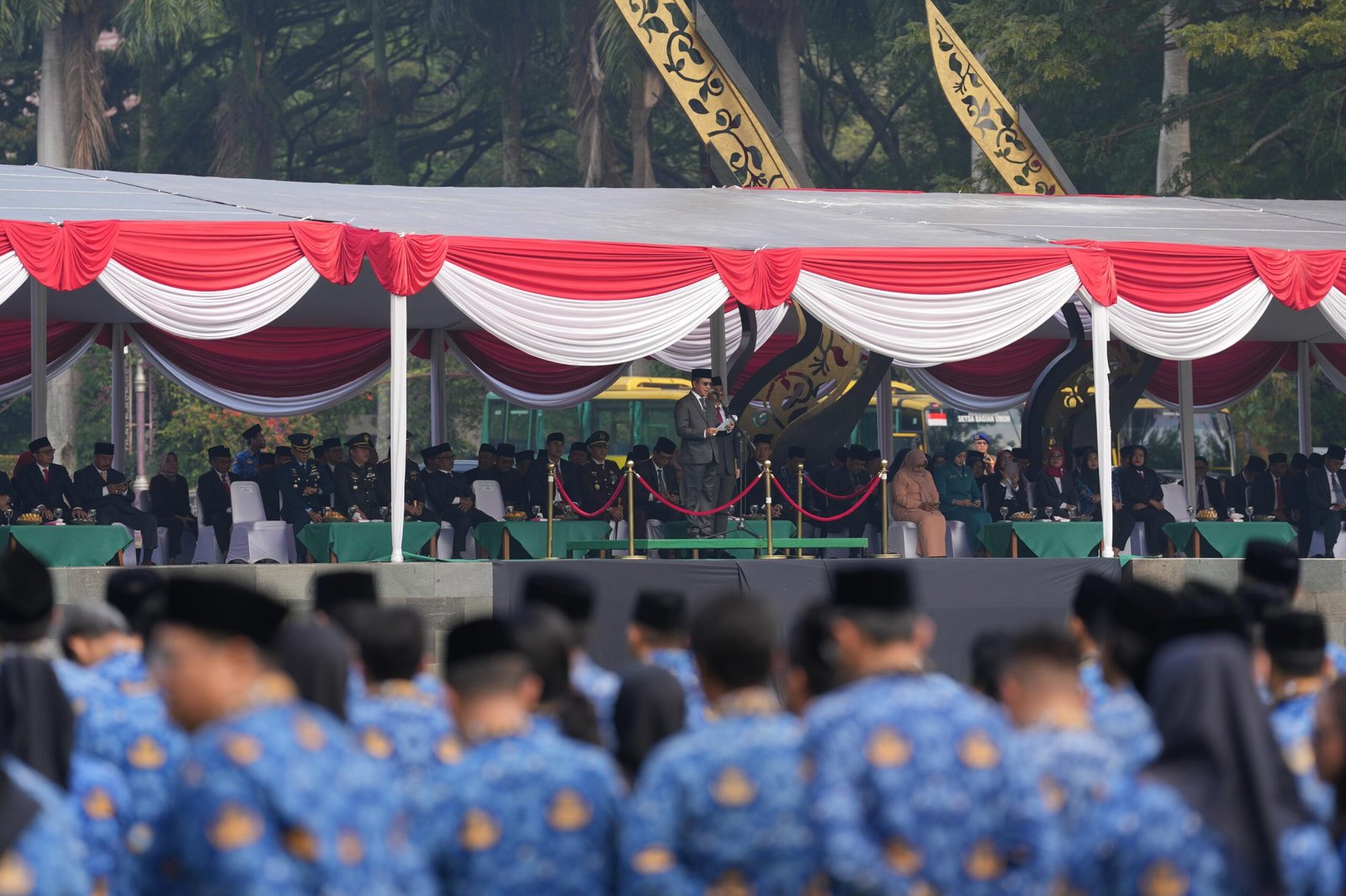 Demo Tuntut Gaji Layak dari Guru PPPK Paruh Waktu di Kabupaten Bandung Batal, Diduga Ada Intervensi Pihak Lain? Demo Tuntut Gaji Layak dari Guru PPPK Paruh Waktu di Kabupaten Bandung Batal, Diduga Ada Intervensi Pihak Lain? --- # APBD Jadi Tumpuan: Pemkab Bandung Tetapkan Gaji PPPK Paruh Waktu Rp500 Ribu hingga Rp1 Juta **SOREANG, SuaraGlobal.ID** – Pemerintah Kabupaten (Pemkab) Bandung resmi merilis skema pengupahan bagi ribuan tenaga pengajar dan staf kependidikan yang kini menyandang status Pegawai Pemerintah dengan Perjanjian Kerja (PPPK) paruh waktu. Besaran upah yang dialokasikan berkisar antara Rp500.000 hingga Rp1.000.000 setiap bulannya, yang ditentukan berdasarkan kualifikasi penerimaan tunjangan profesi. Kebijakan ini diambil sebagai solusi atas perubahan status kepegawaian honorer yang kini menjadi bagian dari aparatur sipil negara dengan skema kerja tertentu, sekaligus merespons pengetatan anggaran daerah. ### Klasifikasi Penerima dan Jaminan Sosial Dalam rinciannya, sebanyak 1.786 guru yang telah memiliki Tunjangan Profesi Guru (TPG) akan mendapatkan gaji sebesar Rp500.000 per bulan. Sementara itu, bagi 593 tenaga pendidik yang belum bersertifikasi (non-TPG) serta 1.941 tenaga kependidikan lainnya, masing-masing diberikan upah sebesar Rp1.000.000 per bulan. Meskipun besaran gaji pokok bervariasi, Pemkab Bandung memastikan seluruh personel tetap mendapatkan jaminan sosial yang lengkap. Fasilitas BPJS Kesehatan, Jaminan Kecelakaan Kerja (JKK), hingga Jaminan Kematian (JKM) sepenuhnya ditanggung oleh kas daerah. Bupati Bandung, Dadang Supriatna, menegaskan bahwa perubahan ini merupakan tindak lanjut dari regulasi pemerintah pusat. **“Sejak berstatus PPPK paruh waktu, sumber pembayaran gaji guru dan tenaga kependidikan tidak lagi berasal dari dana Bantuan Operasional Satuan Pendidikan (BOSP), melainkan sepenuhnya menjadi tanggung jawab pemerintah daerah,”** jelas Dadang, Kamis (19/2/2026). ### Tantangan Fiskal dan Gagalnya Diskresi BOSP Pemkab Bandung sebelumnya sempat mengupayakan agar dana BOSP pusat bisa digunakan untuk membantu beban gaji para pegawai ini, mengingat anggaran daerah tengah tertekan akibat penyusutan dana transfer pusat yang mencapai Rp1 triliun pada tahun 2026. Namun, upaya tersebut kandas setelah terbitnya Permendikdasmen Nomor 8 Tahun 2026 yang secara eksplisit melarang penggunaan dana BOSP untuk membiayai gaji PPPK paruh waktu. Hal ini memaksa Pemkab Bandung untuk mengandalkan Pendapatan Asli Daerah (PAD) sepenuhnya untuk membiayai 4.320 orang tenaga paruh waktu. Pemerintah daerah pun telah menjamin ketersediaan anggaran untuk 14 bulan gaji, yang mencakup tunjangan hari raya serta gaji ke-14. Dadang menilai langkah ini merupakan jalan tengah yang paling masuk akal agar keberlangsungan layanan pendidikan dan stabilitas keuangan daerah tetap terjaga. **“Kami berkomitmen menjaga keberlanjutan sektor pendidikan. Guru dan tenaga kependidikan tetap menjadi prioritas dalam kebijakan daerah,”** tegas Dadang. --- ### Analisis Strategis SuaraGlobal.ID (Prinsip E-E-A-T) Sebagai media yang fokus pada tata kelola pemerintahan, kami mencatat beberapa poin krusial: 1. **Dilema Standar Upah:** Angka Rp500 ribu dan Rp1 juta per bulan tentu berada jauh di bawah UMK Kabupaten Bandung. Hal ini menunjukkan keterbatasan kemampuan daerah dalam menyerap kebijakan pengangkatan massal dari pemerintah pusat. 2. **Keamanan Jaring Sosial:** Meskipun gaji pokok relatif rendah, pemberian jaminan asuransi (BPJS & JKM) melalui APBD memberikan perlindungan risiko kerja yang penting bagi para pendidik. 3. **Kemandirian PAD:** Tekanan ini menjadi momentum bagi Pemkab Bandung untuk melakukan ekstensifikasi pendapatan daerah agar di masa depan, angka kesejahteraan guru ini bisa ditingkatkan secara bertahap. ### Optimasi SEO & Metadata: * **Kata Kunci Utama:** *Gaji PPPK Paruh Waktu Bandung, Bupati Dadang Supriatna, APBD Kabupaten Bandung 2026, Nasib Guru Honorer Bandung, Penggajian PPPK Paruh Waktu.* * **Meta Description:** Pemkab Bandung umumkan gaji PPPK paruh waktu sebesar Rp500 ribu - Rp1 juta. Seluruhnya ditanggung APBD pasca dilarangnya penggunaan dana BOSP. Simak rinciannya. * **Slug:** `skema-gaji-pppk-paruh-waktu-kabupaten-bandung-apbd` --- **Analisis Penutup:** Kebijakan ini adalah potret nyata beban besar yang harus dipikul daerah akibat sinkronisasi regulasi pusat-daerah. Harapan kini tertumpu pada peningkatan PAD agar angka "realistis" saat ini bisa berubah menjadi "sejahtera" di masa depan.