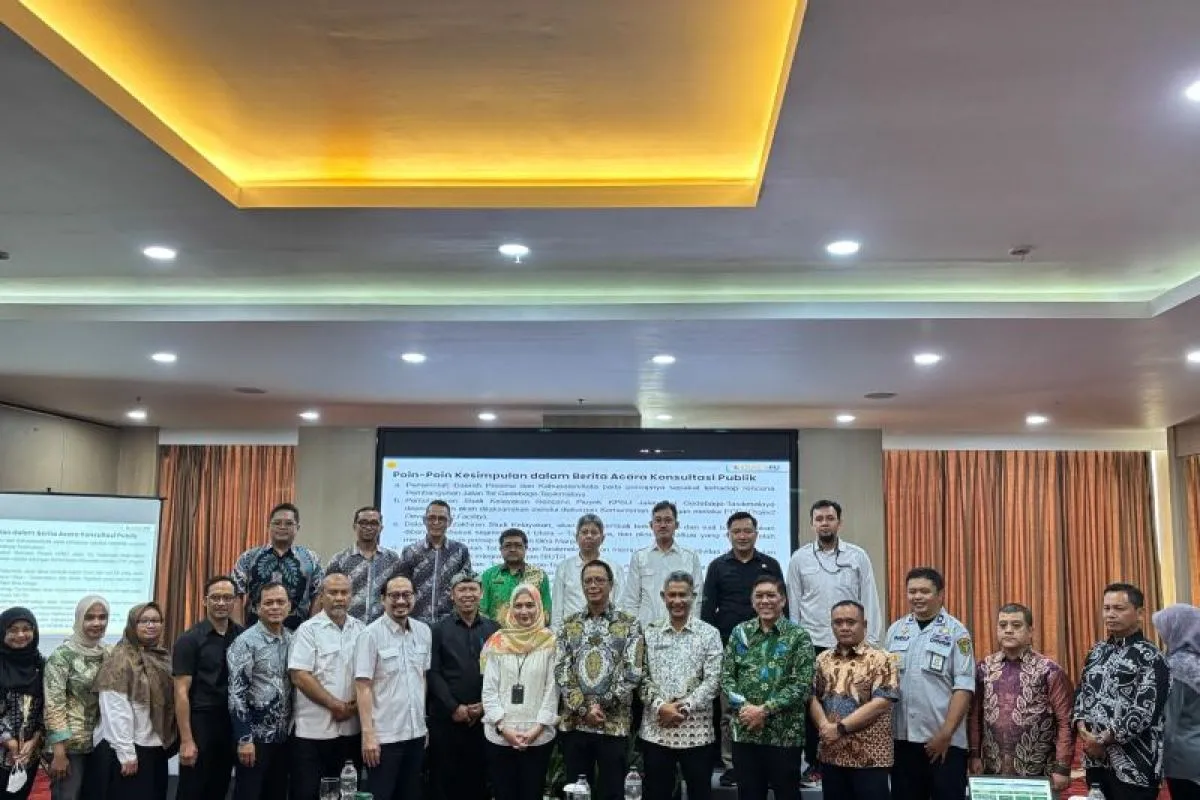Sekretaris Daerah Kabupaten Bandung Cakra Amiyana membahas pembangunan tol bersama Kementerian Pekerjaan Umum di Bandung, Jawa Barat. ANTARA/HO-Pemkab Bandung.