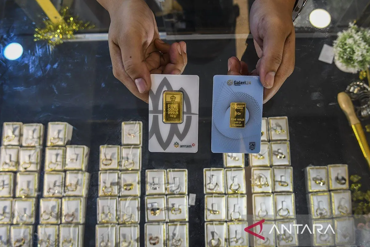 Arsip foto - Karyawan menunjukkan emas di Kantor Pusat Galeri 24 Pegadaian, Jalan Salemba Raya, Jakarta. Harga emas yang dikutip dari laman resmi Pegadaian, Minggu (20/7/2025) menunjukkan harga dua produk logam mulia, yakni buatan UBS dan Galeri24 yang mengalami fluktuasi harga jual dari hari sebelumnya. ANTARA FOTO/Galih Pradipta/rwa/pri. (ANTARA FOTO/GALIH PRADIPTA)