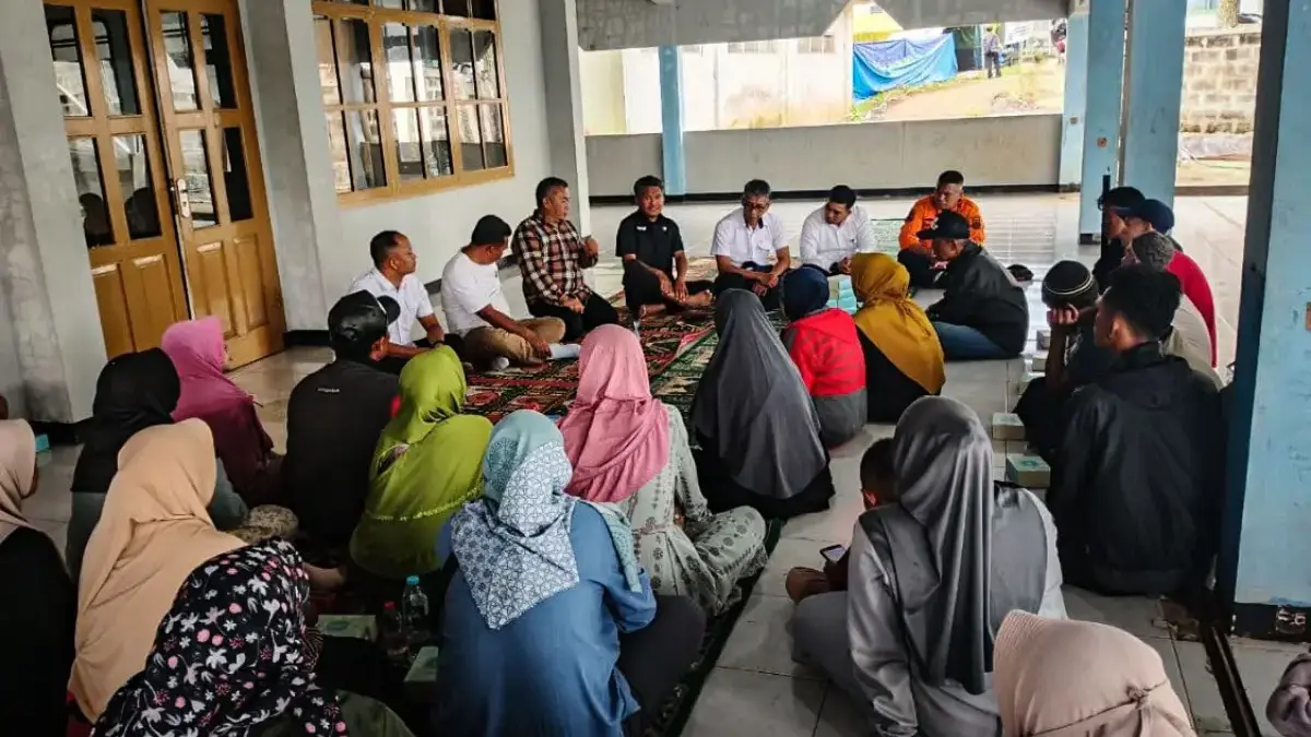 IMG-20260214-WA0009-1200x675 Santunan tersebut diberikan sebesar Rp10 juta untuk masing-masing ahli waris. Berdasarkan data pemerintah desa, terdapat 80 korban meninggal dunia dalam peristiwa yang terjadi pada 24 Januari 2026 lalu.