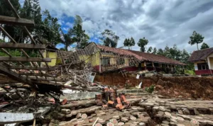 SDN Babakan, Rongga SDN I Babakan Talang di Kampung Cigombong, Desa Cibedug, Kecamatan Rongga, Bandung Barat (KBB) rusak berat akibat pergerakan tanah pada Februari 2024 lalu. Foto Jabar Ekspres/Suwitno