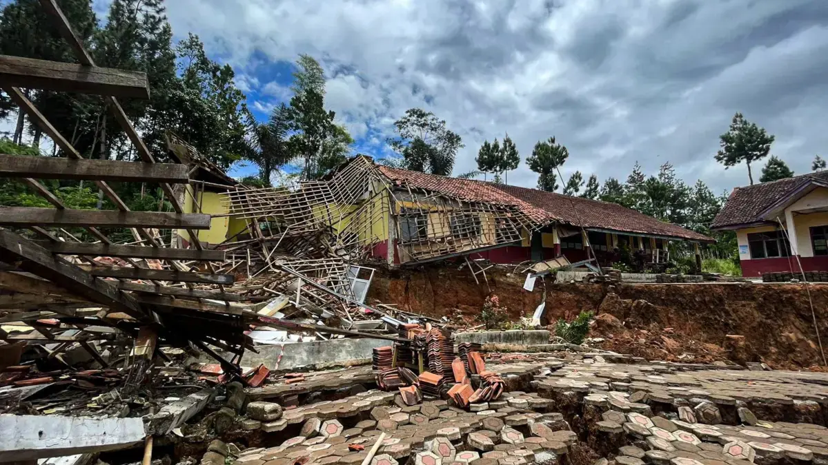SDN I Babakan Talang di Kampung Cigombong, Desa Cibedug, Kecamatan Rongga, Bandung Barat (KBB) rusak berat akibat pergerakan tanah pada Februari 2024 lalu. Foto Jabar Ekspres/Suwitno