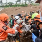 Tim SAR gabungan mengevakuasi jenazah korban bencana tanah longsor yang ditemukan di Desa Pasirlangu, Cisarua, Kabupaten Bandung Barat, Jawa Barat. Dimas Rachmatsyah/Jabar Ekspres Tim SAR gabungan mengevakuasi jenazah korban bencana tanah longsor yang ditemukan di Desa Pasirlangu, Cisarua, Kabupaten Bandung Barat, Jawa Barat. Dimas Rachmatsyah/Jabar Ekspres