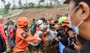 Tim SAR gabungan mengevakuasi jenazah korban bencana tanah longsor yang ditemukan di Desa Pasirlangu, Cisarua, Kabupaten Bandung Barat, Jawa Barat. Dimas Rachmatsyah/Jabar Ekspres