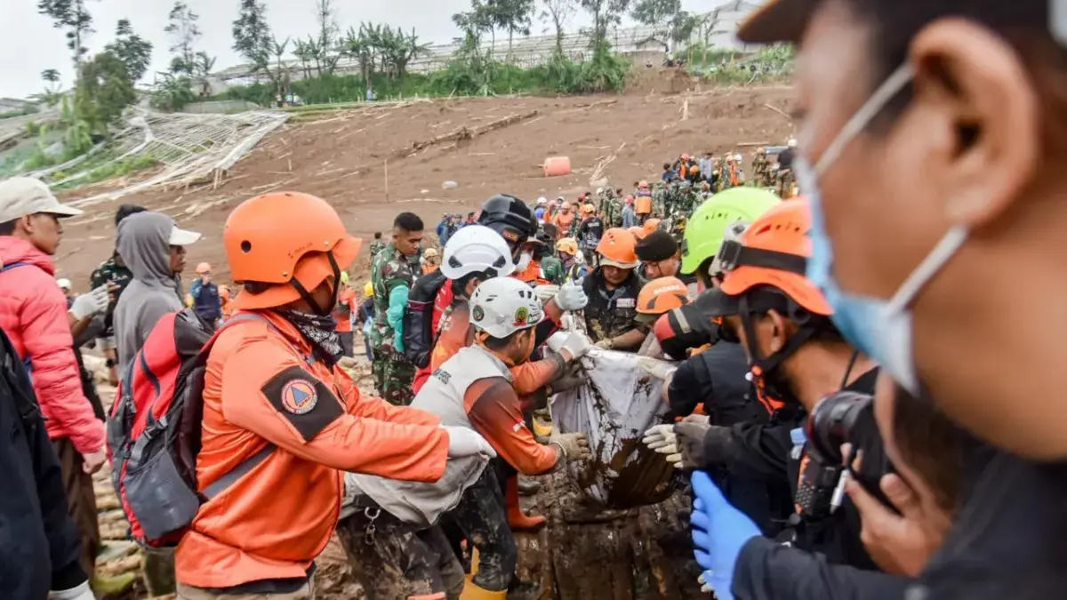 Tim SAR gabungan mengevakuasi jenazah korban bencana tanah longsor yang ditemukan di Desa Pasirlangu, Cisarua, Kabupaten Bandung Barat, Jawa Barat. Dimas Rachmatsyah/Jabar Ekspres Tim SAR gabungan mengevakuasi jenazah korban bencana tanah longsor yang ditemukan di Desa Pasirlangu, Cisarua, Kabupaten Bandung Barat, Jawa Barat. Dimas Rachmatsyah/Jabar Ekspres