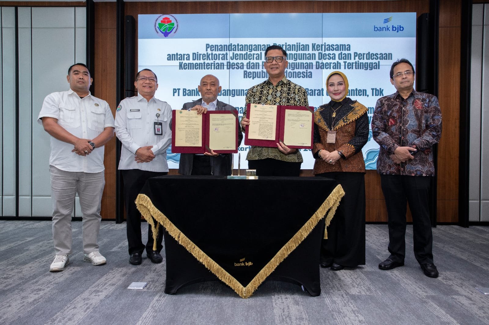 Penandatanganan Perjanjian Kerja Sama dilakukan oleh Direktur Jenderal Pembangunan Desa dan Perdesaan Nugroho Setijo Nagoro dan Direktur Pengganti Direktur Utama bank bjb, Ayi Subarna.