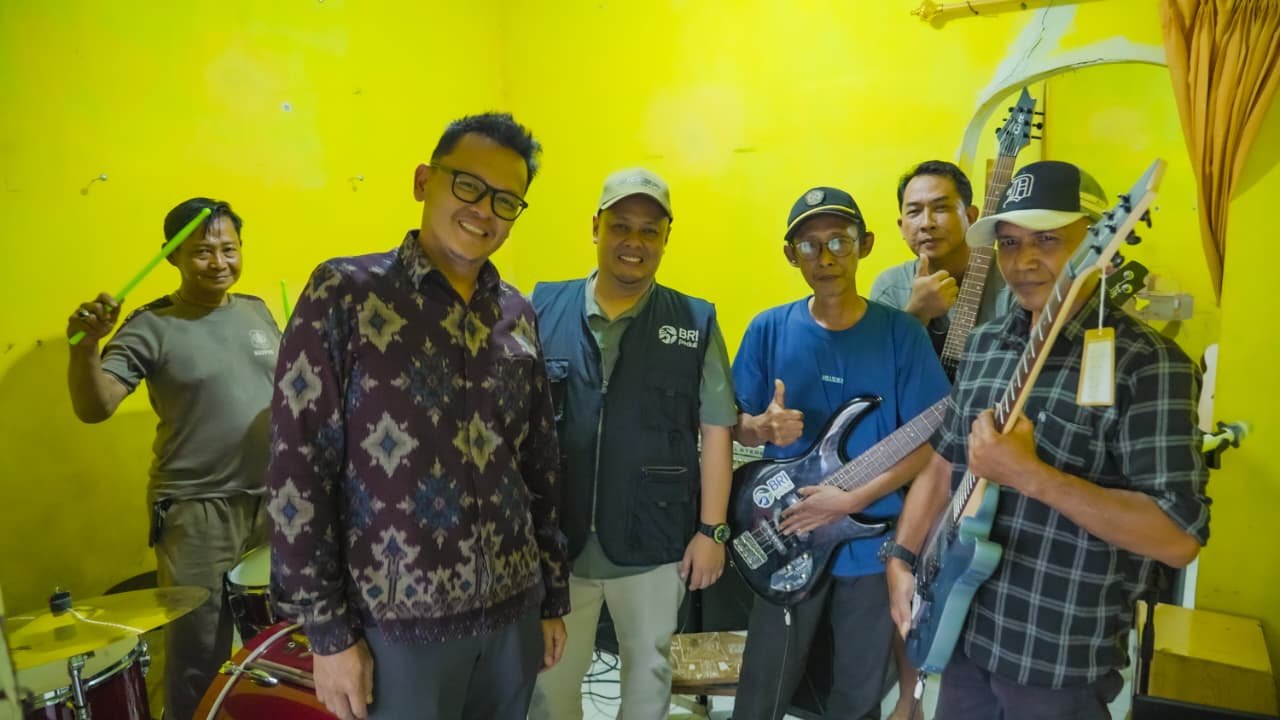 Bantuan Alat Musik BRI BO Cibadak Sukabumi menyalurkan bantuan alat musik kepada Kelompok Pemuda-Pemudi Balada Anak Desa dan Kelompok Seni Bermuara Pelabuhan Ratu.