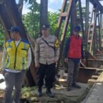 Tim TNI-Polri-Satpol PP Dayeuhkolot Bongkar Bangunan Liar di Bantaran Citarum Tim TNI-Polri-Satpol PP Dayeuhkolot Bongkar Bangunan Liar di Bantaran Citarum