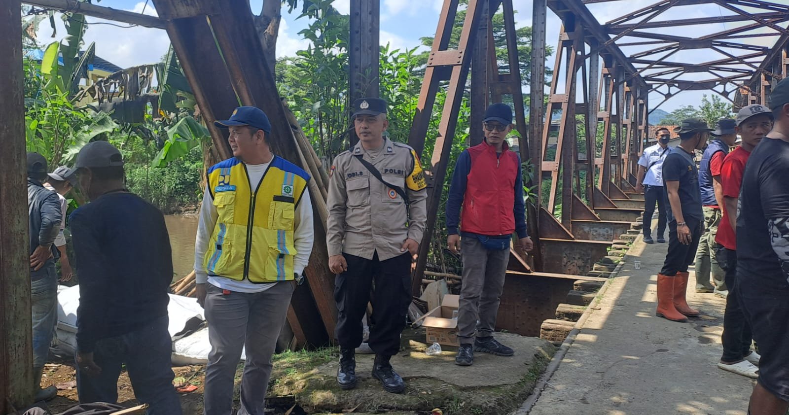 Tim TNI-Polri-Satpol PP Dayeuhkolot Bongkar Bangunan Liar di Bantaran Citarum