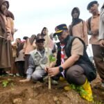 Ketua Kwartir Daerah Gerakan Pramuka Jawa Barat, Herman Suryatman saat melakukan penanaman pohon.