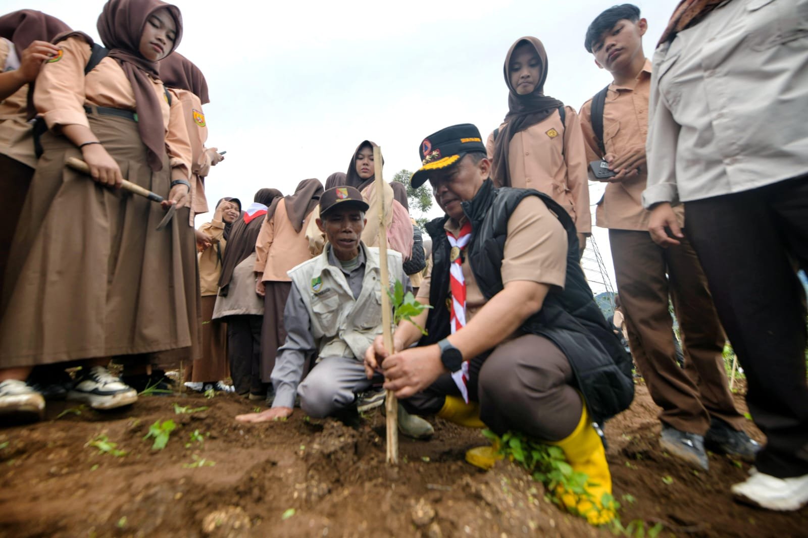 humas Pemprov Jabar Ketua Kwartir Daerah Gerakan Pramuka Jawa Barat, Herman Suryatman saat melakukan penanaman pohon.