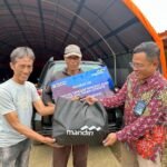 WhatsApp Image 2026-02-18 at 10.18.51 PM Untuk memastikan sinergi dan penanganan bencana yang optimal, penyaluran paket bantuan dilakukan melalui koordinasi dengan BPBD Kabupaten Bandung, sebelum didistribusikan kepada warga terdampak yang masih melakukan tanggap bencana di lokasi tanggul jebol.