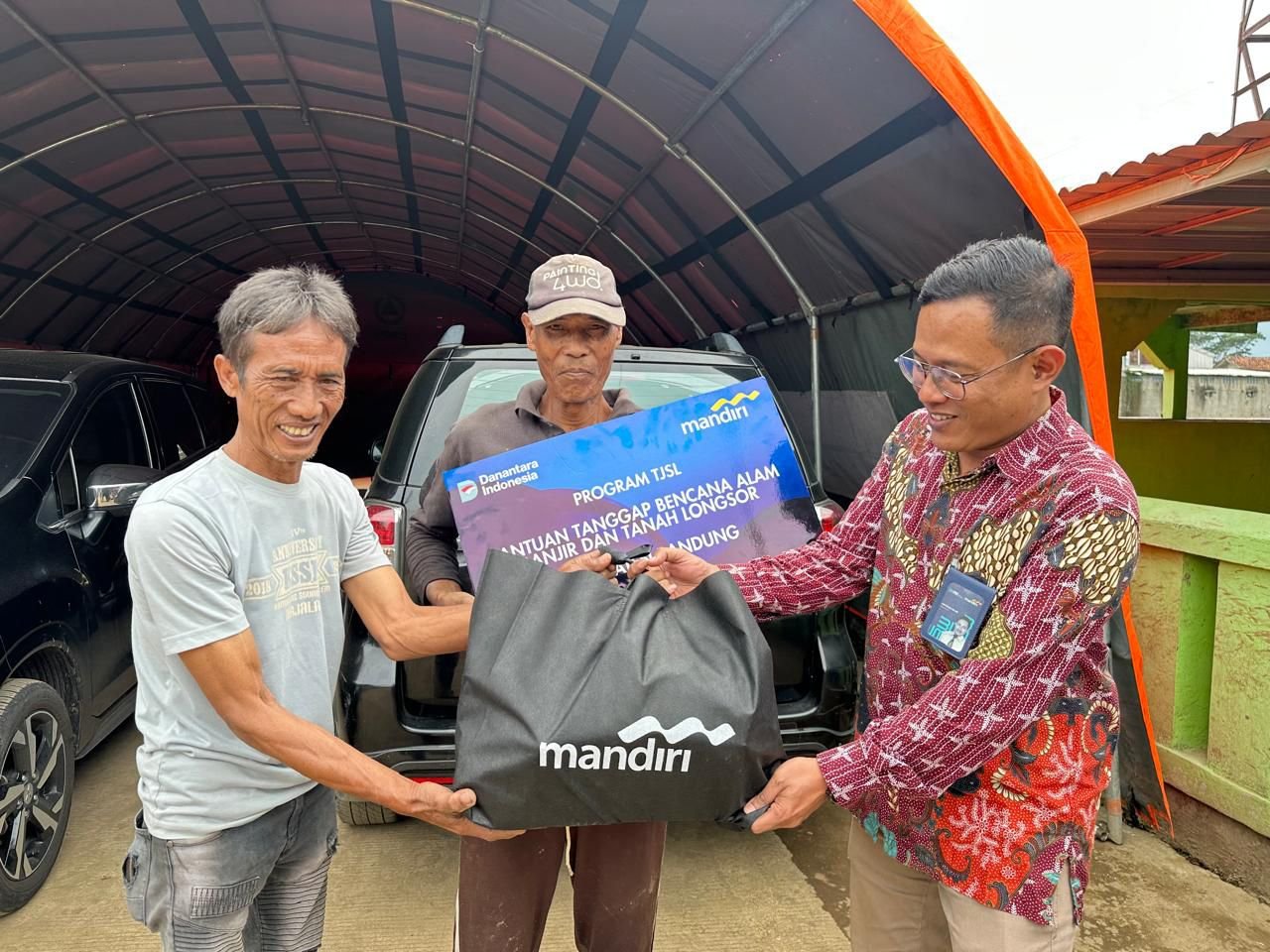 WhatsApp Image 2026-02-18 at 10.18.51 PM Untuk memastikan sinergi dan penanganan bencana yang optimal, penyaluran paket bantuan dilakukan melalui koordinasi dengan BPBD Kabupaten Bandung, sebelum didistribusikan kepada warga terdampak yang masih melakukan tanggap bencana di lokasi tanggul jebol.