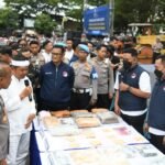WhatsApp Image 2026-02-18 at 5.50.00 PM Gubernur Jawa Barat Dedi Mulyadi bersama Kapolda Jawa Barat Rudi Setiawan melakukan pemusnahan barang bukti hasil tindak pidana dalam kegiatan yang digelar Polda Jawa Barat, Rabu (18/2/2026). Barang bukti yang dimusnahkan meliputi 28,9 kilogram sabu, sekitar 160 ribu butir obat-obatan terlarang, lebih dari 69 ribu botol minuman keras, dan hampir 5 ribu knalpot tidak sesuai spesifikasi teknis (brong). Sementara itu, hampir 1.000 unit kendaraan roda dua dan roda empat hasil tindak pidana dikembalikan kepada pemiliknya.