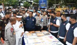 WhatsApp Image 2026-02-18 at 5.50.00 PM Gubernur Jawa Barat Dedi Mulyadi bersama Kapolda Jawa Barat Rudi Setiawan melakukan pemusnahan barang bukti hasil tindak pidana dalam kegiatan yang digelar Polda Jawa Barat, Rabu (18/2/2026). Barang bukti yang dimusnahkan meliputi 28,9 kilogram sabu, sekitar 160 ribu butir obat-obatan terlarang, lebih dari 69 ribu botol minuman keras, dan hampir 5 ribu knalpot tidak sesuai spesifikasi teknis (brong). Sementara itu, hampir 1.000 unit kendaraan roda dua dan roda empat hasil tindak pidana dikembalikan kepada pemiliknya.