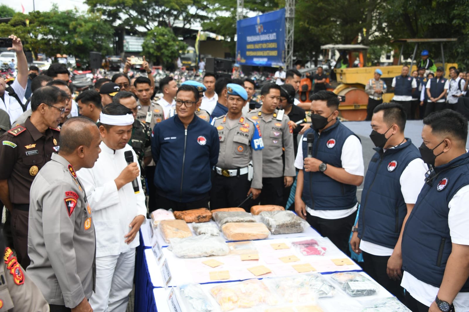 Gubernur Jawa Barat Dedi Mulyadi bersama Kapolda Jawa Barat Rudi Setiawan melakukan pemusnahan barang bukti hasil tindak pidana dalam kegiatan yang digelar Polda Jawa Barat, Rabu (18/2/2026). Barang bukti yang dimusnahkan meliputi 28,9 kilogram sabu, sekitar 160 ribu butir obat-obatan terlarang, lebih dari 69 ribu botol minuman keras, dan hampir 5 ribu knalpot tidak sesuai spesifikasi teknis (brong). Sementara itu, hampir 1.000 unit kendaraan roda dua dan roda empat hasil tindak pidana dikembalikan kepada pemiliknya.
