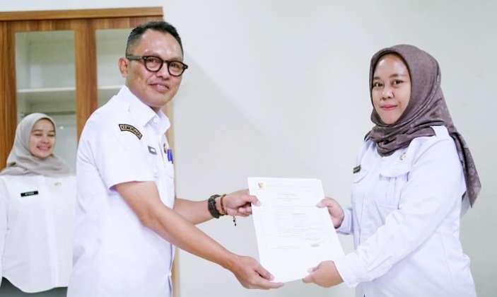 Pemkab Bandung Serahkan SK Kenaikan Pangkat Puluhan ASN