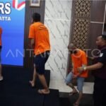 Vape Ilegal Petugas menggiring tersangka kasus peredaran vape berisi obat keras saat rilis di Mapolresta Bandara Soekarno Hatta, Tangerang, Banten, Rabu (12/11/2025). Satuan Reserse Narkoba Polresta Bandara Soekarno Hatta berhasil membongkar jaringan peredaran cartridge vape berisi obat keras jenis etomidate dengan nilai ekonomi mencapai Rp42,5 miliar serta mengamankan empat orang tersangka pengedar yang terdiri dari dua orang WNI dan dua orang warga negara Malaysia. ANTARA FOTO/Muhammad Iqbal/tom. (Muhammad Iqbal)