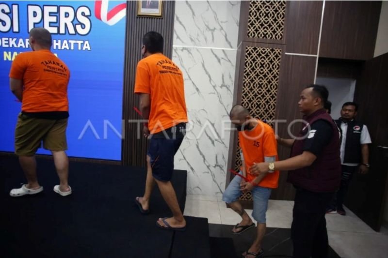 Vape Ilegal Petugas menggiring tersangka kasus peredaran vape berisi obat keras saat rilis di Mapolresta Bandara Soekarno Hatta, Tangerang, Banten, Rabu (12/11/2025). Satuan Reserse Narkoba Polresta Bandara Soekarno Hatta berhasil membongkar jaringan peredaran cartridge vape berisi obat keras jenis etomidate dengan nilai ekonomi mencapai Rp42,5 miliar serta mengamankan empat orang tersangka pengedar yang terdiri dari dua orang WNI dan dua orang warga negara Malaysia. ANTARA FOTO/Muhammad Iqbal/tom. (Muhammad Iqbal)