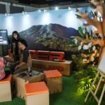 WhatsApp Image 2026-02-19 at 4.08.15 AM Selama dua hari pelaksanaan, booth EIGER Adventure Land dikunjungi hampir 1.000 orang. Dari rangkaian interaksi tersebut, perusahaan menerima lebih dari 300 lamaran secara langsung, berkontribusi terhadap total sekitar 6.000 pelamar yang masuk melalui portal online selama periode rekrutmen berlangsung.