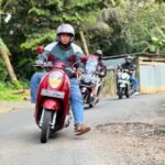 Banyak pengendara secara refleks melakukan pengereman keras saat lubang muncul tiba-tiba di depan. Padahal, tindakan tersebut justru dapat meningkatkan risiko benturan yang lebih keras pada roda, velg, hingga suspensi.