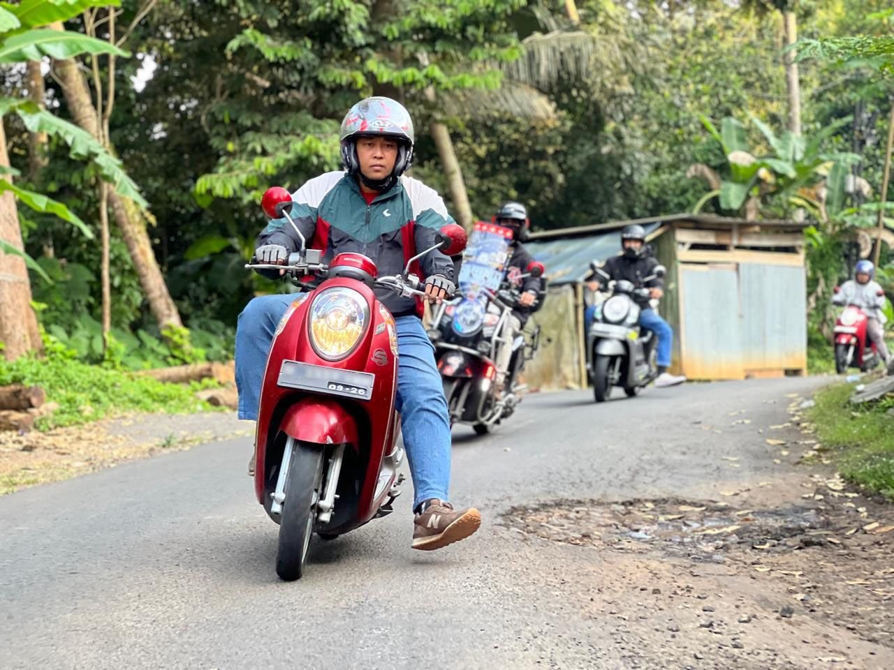Banyak pengendara secara refleks melakukan pengereman keras saat lubang muncul tiba-tiba di depan. Padahal, tindakan tersebut justru dapat meningkatkan risiko benturan yang lebih keras pada roda, velg, hingga suspensi.
