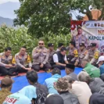 WhatsApp-Image-2026-02-24-at-18.46.41-1200x675 Kapolresta Bandung, Kombes Pol Aldi Subartono, menyalurkan 640 kilogram bibit jagung dan 15 ton pupuk kepada 10 kelompok tani di Desa Bojong, Kecamatan Nagreg, Kabupaten Bandung, Selasa (24/2/2026). Foto: Humas Polesta Bandung