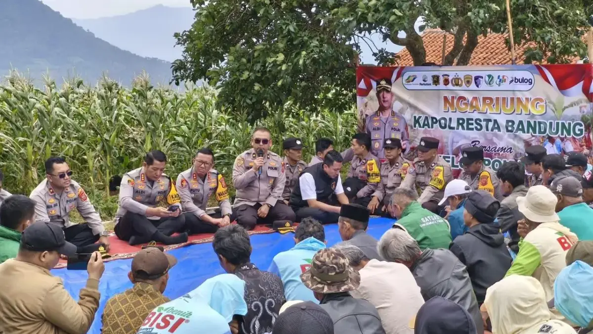 WhatsApp-Image-2026-02-24-at-18.46.41-1200x675 Kapolresta Bandung, Kombes Pol Aldi Subartono, menyalurkan 640 kilogram bibit jagung dan 15 ton pupuk kepada 10 kelompok tani di Desa Bojong, Kecamatan Nagreg, Kabupaten Bandung, Selasa (24/2/2026). Foto: Humas Polesta Bandung
