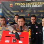 WhatsApp-Image-2026-02-25-at-08.47.26-1200x675 Kapolres Cimahi, AKBP Niko N Adi Putra saat mengungkapkan Tindak Pidana Narkotika jenis Sabu dengan modus Dimasukan Kedalam Cangkang Tutut atau Keong. Foto: Firman Satria