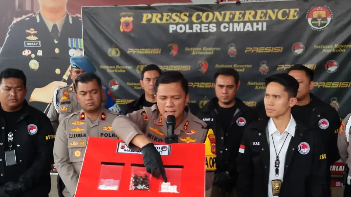 WhatsApp-Image-2026-02-25-at-08.47.26-1200x675 Kapolres Cimahi, AKBP Niko N Adi Putra saat mengungkapkan Tindak Pidana Narkotika jenis Sabu dengan modus Dimasukan Kedalam Cangkang Tutut atau Keong. Foto: Firman Satria