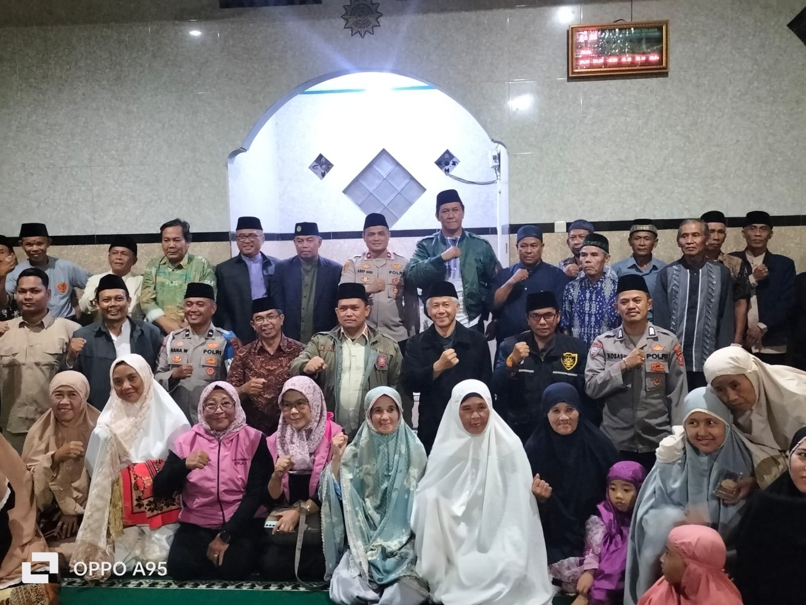 jajaran pimpinan kecamatan menyambangi warga di Masjid Miftahul Fallah, Kampung Cipasung, Desa Rancatungku, Kecamatan Pameungpeuk, Kabupaten Bandung, Rabu (25/02/2026) malam.