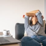 Tired from work young woman in front of a laptop. 5 Kebiasaan yang Diam-diam Membunuh Produktivitas, Lengkap dengan Cara Memperbaikinya