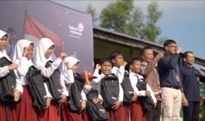 12-3-5 Telkom TelkomGroup menyalurkan sebanyak 2.500 paket perlengkapan sekolah kepada para siswa di wilayah Kalimantan Utara