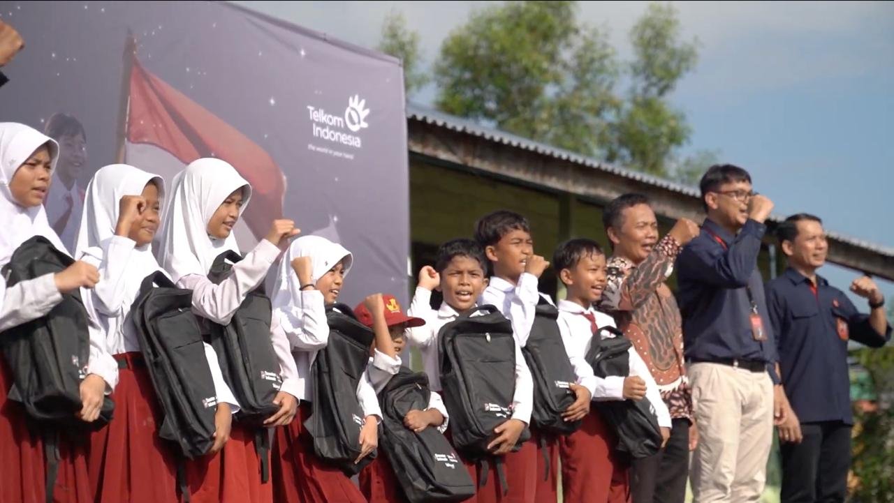 TelkomGroup menyalurkan sebanyak 2.500 paket perlengkapan sekolah kepada para siswa di wilayah Kalimantan Utara